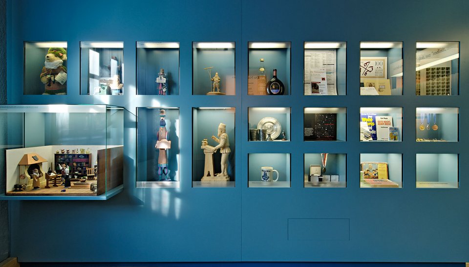 Blick auf die Wand mit Kuriositäten im Obergeschoss des Museums